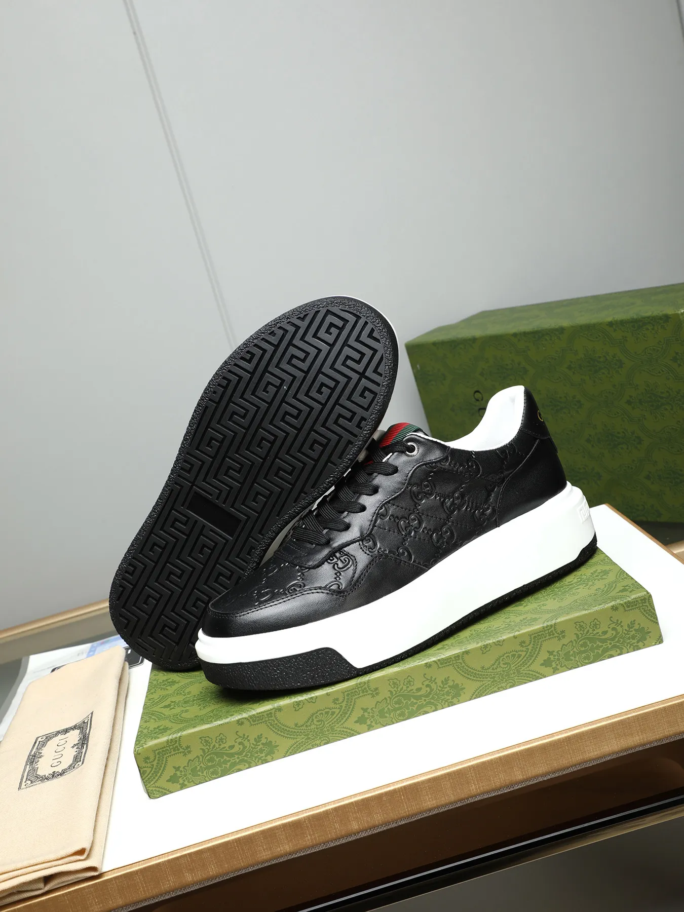 Men's shoes 💰480 New men's shoes GUCCI Fashion trend Made of first-layer calfskin ➕ washed sheep lining! The foot feels super comfortable and the workmanship is impeccable. Foam ultra-light outsole, size: 38-44 (45 customized) 4 colors to choose from!